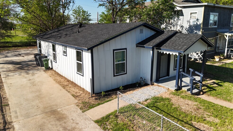 Building Photo - 1210 Southey St