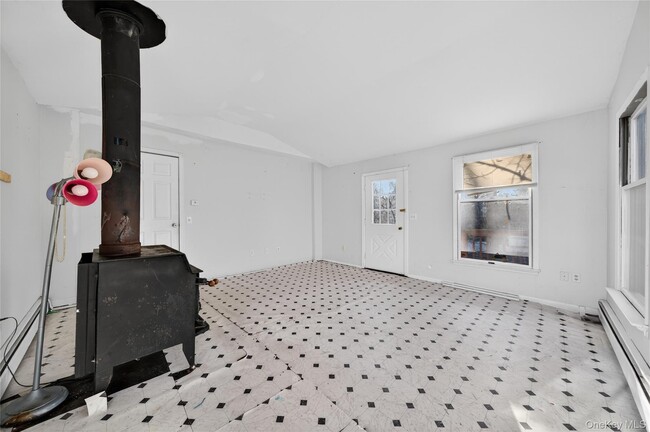 Building Photo - 32 Quaker Hill Rd