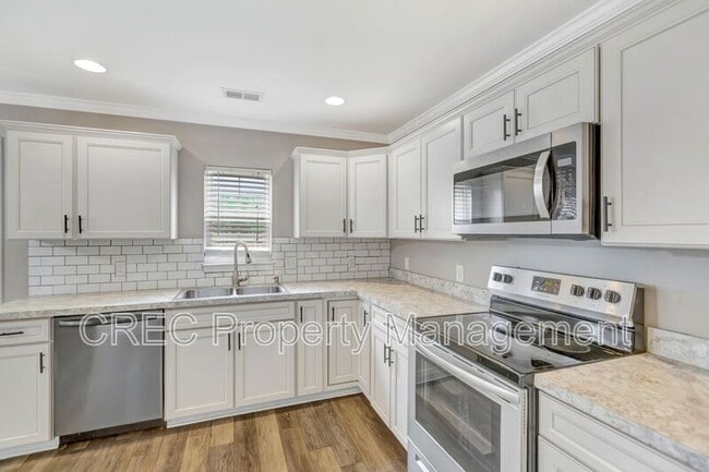 Building Photo - 304 Deep River Rd