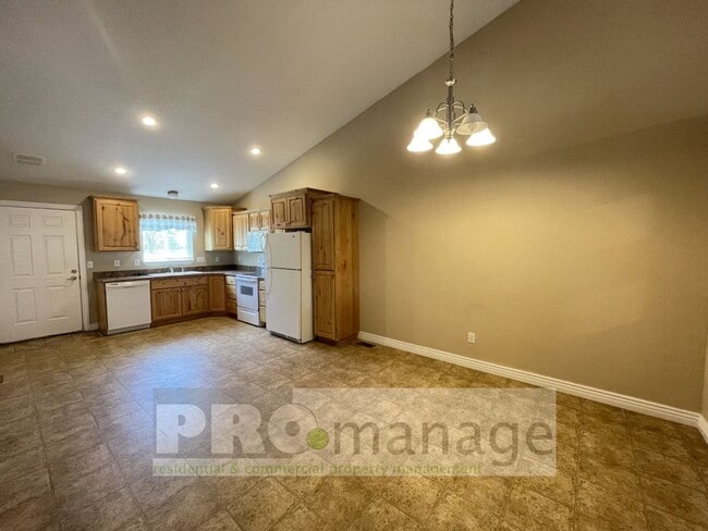 Building Photo - 4 Bed, 3 Bath Town Home w/ 2 Car Garage - Ammon