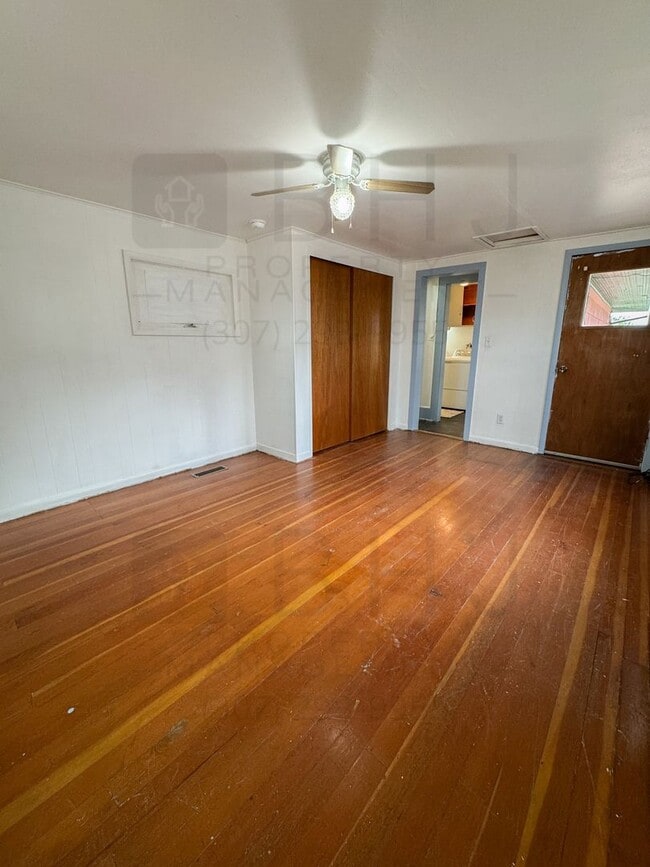 Building Photo - PET FRIENDLY 1 BEDROOM UNIT. INCLUDES UTILITIES AND STORAGE