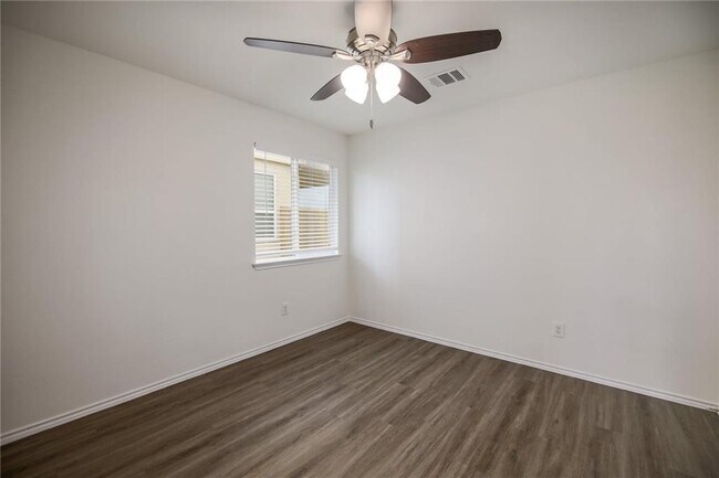 Building Photo - 137 Langtry Ln