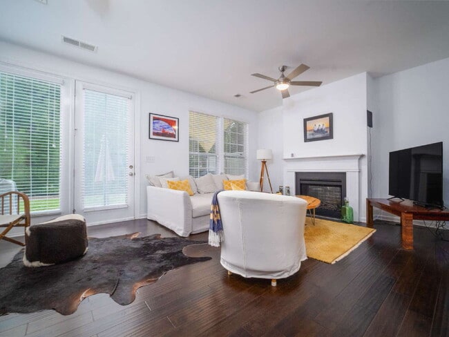 Building Photo - "Exquisite  2-Bed Townhouse with 2.5 Baths in Prime Charlotte Location – 1,531 Sq Ft of Comfort!"