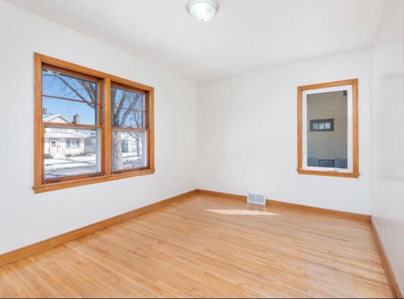 Building Photo - 884 Hyacinth Ave E