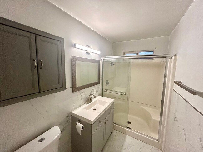 Building Photo - 2 bed 1 bath Apt in North Park Area