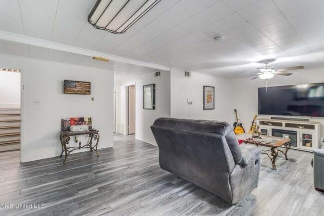 Building Photo - 15305 Northwood Dr