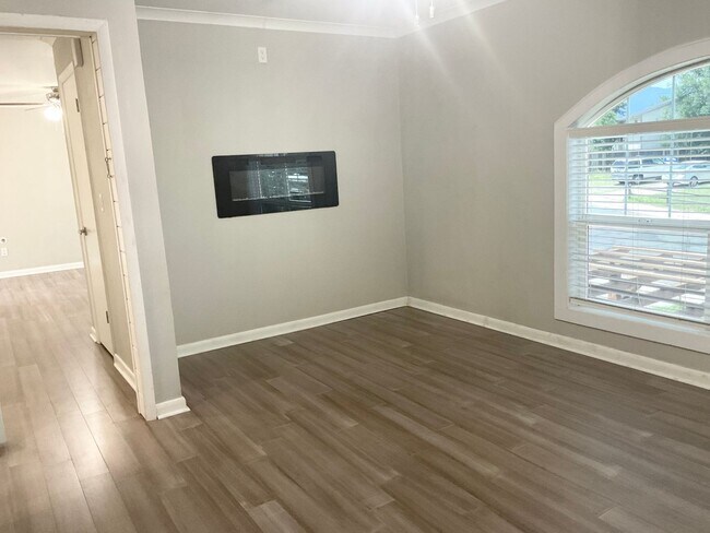 Building Photo - 4 bedroom home on Keith for Rent