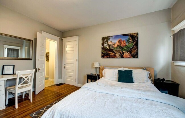 Building Photo - Beautiful two story unit with Victorian charm