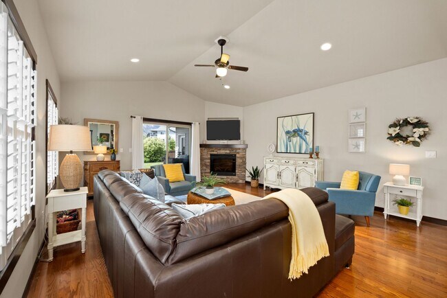 Building Photo - 3 Bedroom, 1.75 Bathroom Home in The Village at Lake Chelan