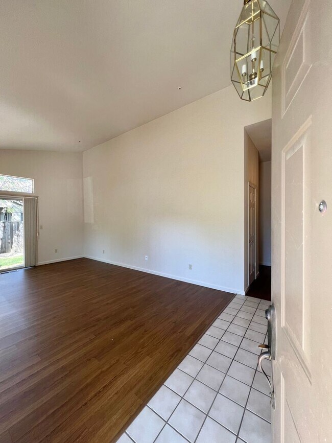 Building Photo - 3 Bedroom, 2 Bathroom Popular North Napa Rancho Las Flores Area