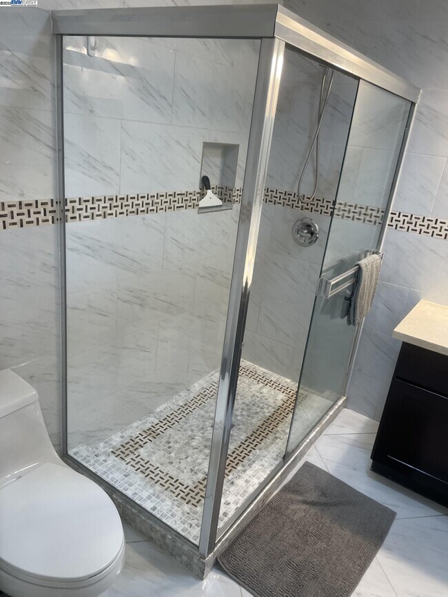 Building Photo - 586 39th Ave