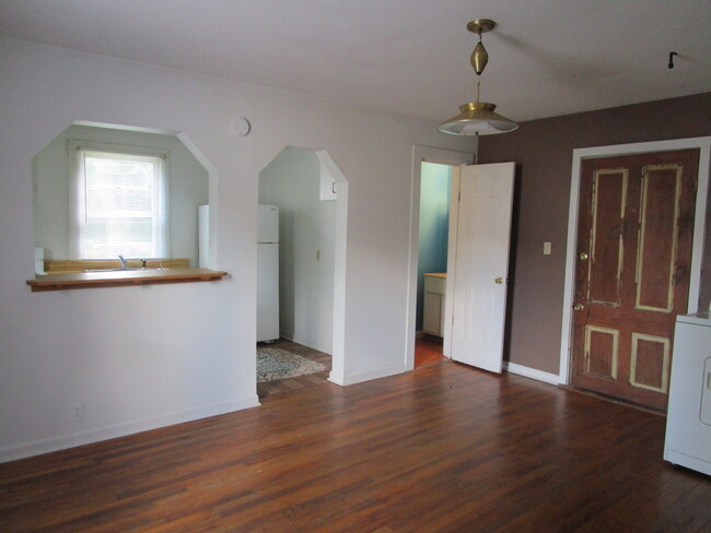 Building Photo - One Bedroom Off Of Chase Street