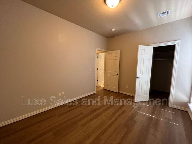 Building Photo - 509 SW 124th Pl