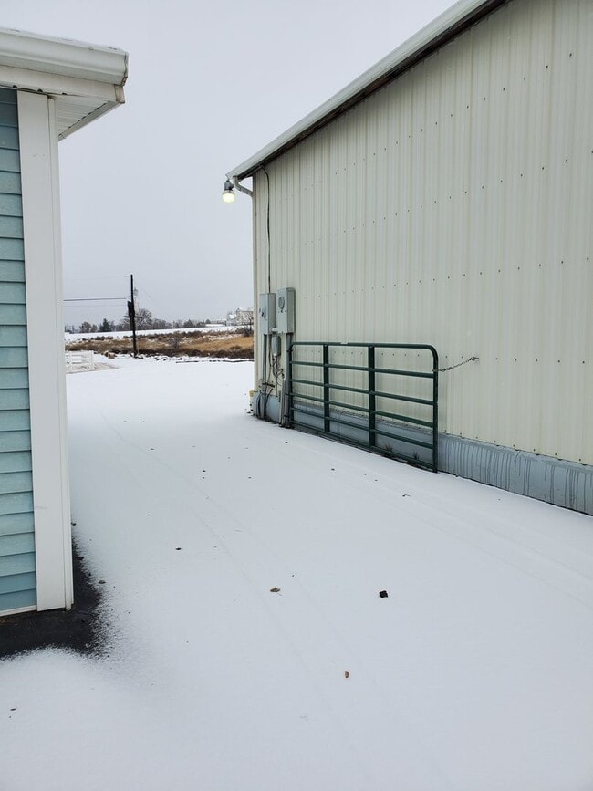 Building Photo - 3 Bedroom Home with Large Shop and Additio...