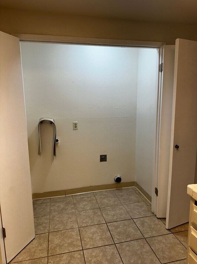 Building Photo - 5620 Brush Creek Dr