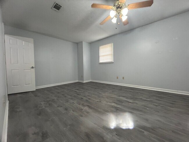 Building Photo - Spacious 3 bed 5 bath condo located in the...