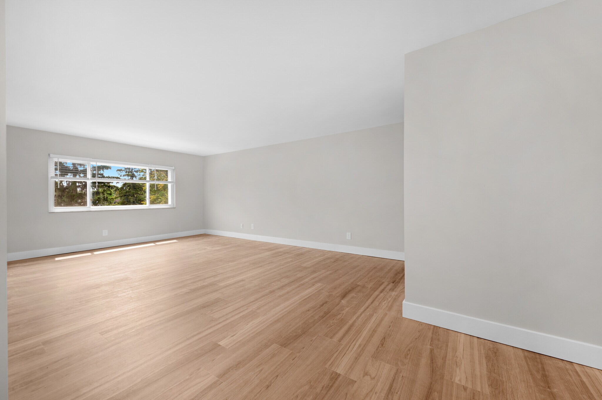 Living Room - 20333 Detroit Rd