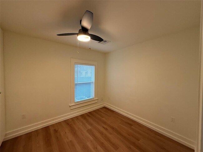 Building Photo - 1203 Military Ct