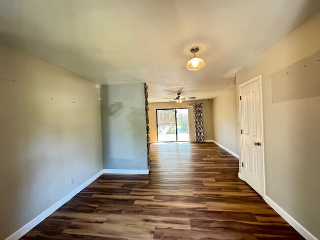 Building Photo - 3 Bedroom 2 Bath Home with Bonus Room larg...