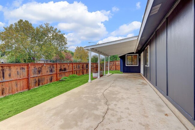 Building Photo - 6300 Capriola Dr