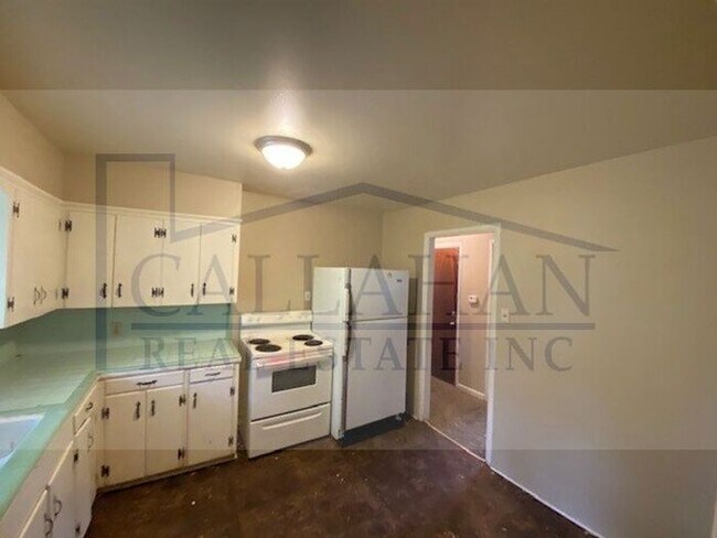 Building Photo - Close to UALR 3 bed 2 bath