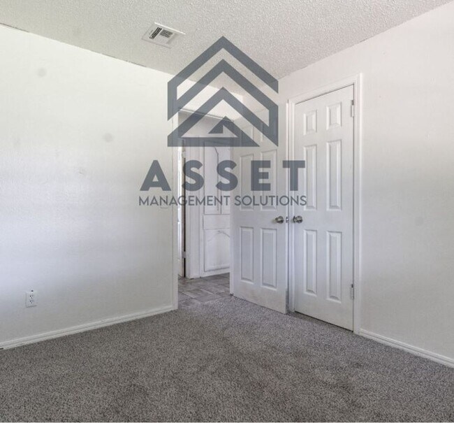 Building Photo - Cute 5 Bedroom House!