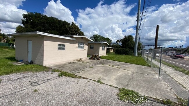 Building Photo - 1423 McCoy Rd