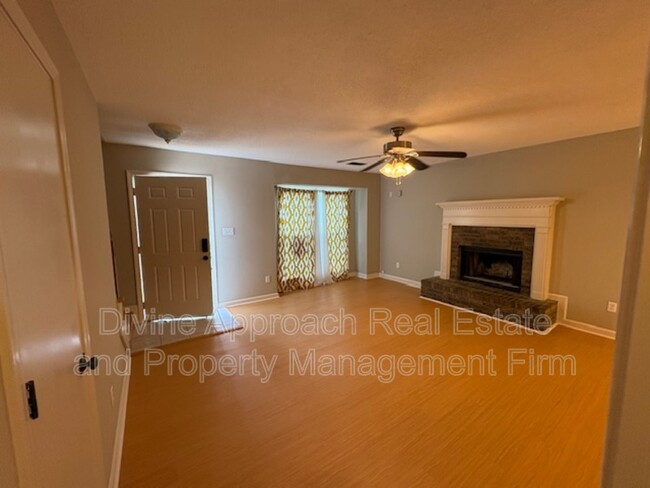Building Photo - 830 Jamestown Manor Park