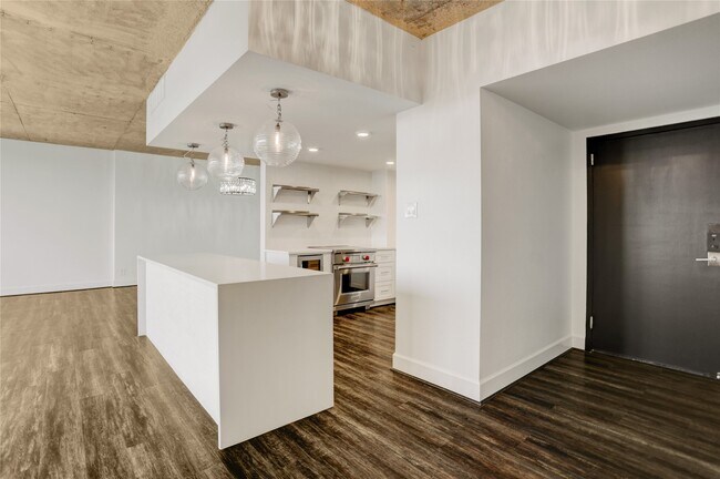 Building Photo - 2701 Westheimer Rd