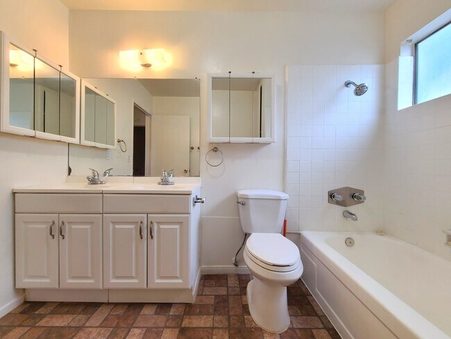 Building Photo - Taylor St-25258