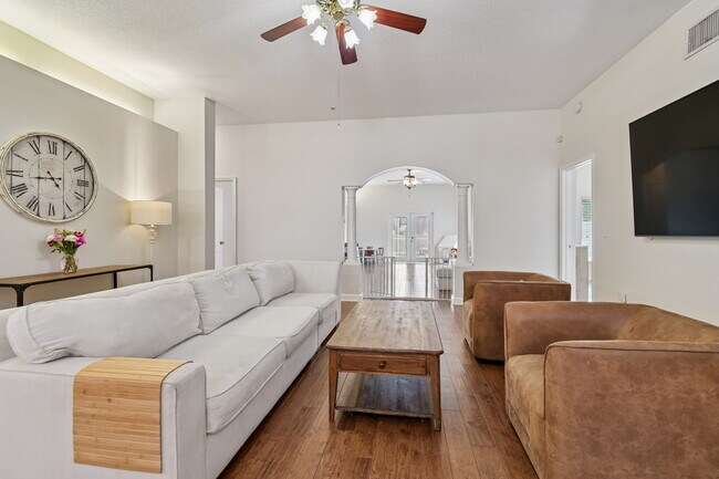 Building Photo - Tuscanny Street