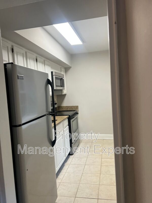 Building Photo - 1322 Fort Myer Dr