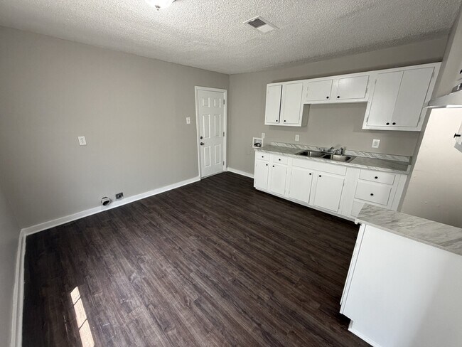 Building Photo - 2156 Ethlyn Ave