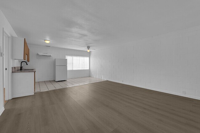 Building Photo - 2908 E Poplar Ave