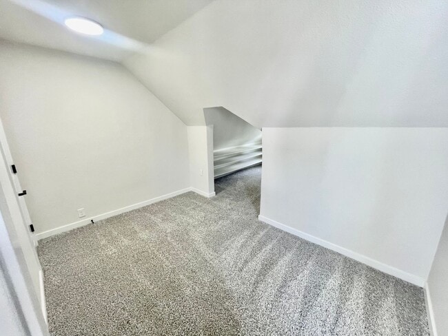 Building Photo - 5-Bedroom, 2 Bathroom Home with In-Unit Wa...