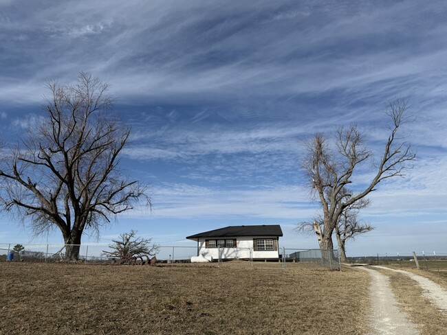 Building Photo - 1654 Ponderosa Rd