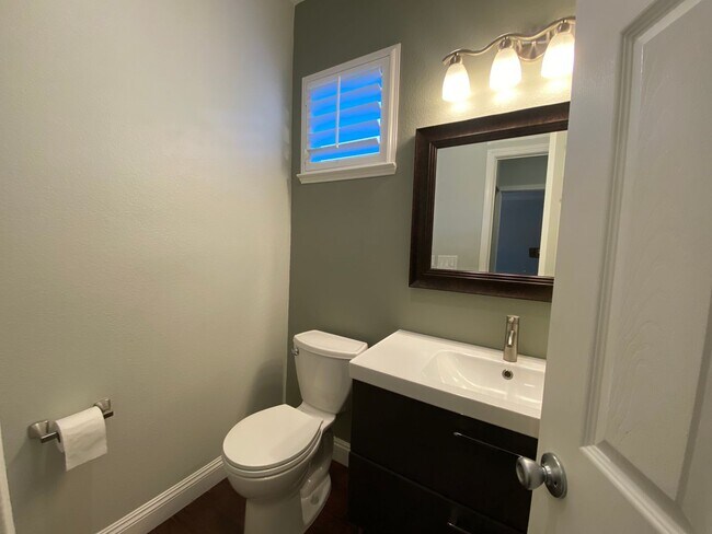 Building Photo - Beautiful & Spacious Home with Modern Touches