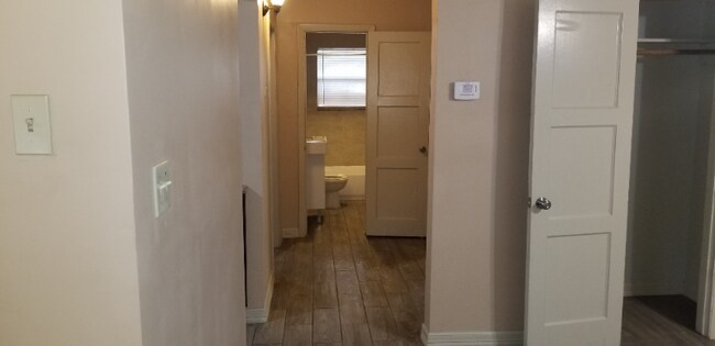 Building Photo - 4013 Amoor Ave