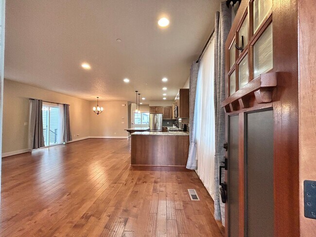 Building Photo - Incredibly Large 4 Bed 2.5 Bath Charmer!
