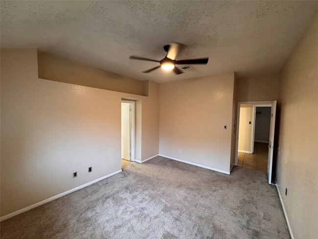 Building Photo - 2827 Parkwood Manor Dr