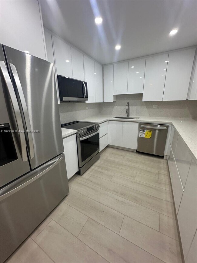 Building Photo - 5555 Collins Ave