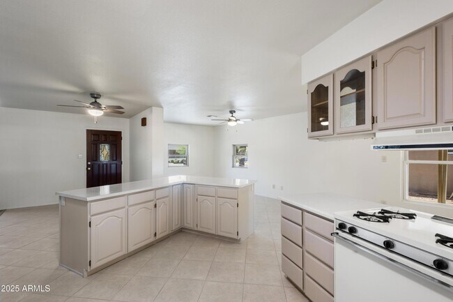 Building Photo - 5742 N 12th Pl