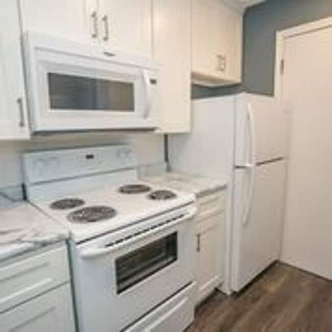 Building Photo - 1 Bed/ 1 Bath Renovated Apartment in Brook Park Ohio