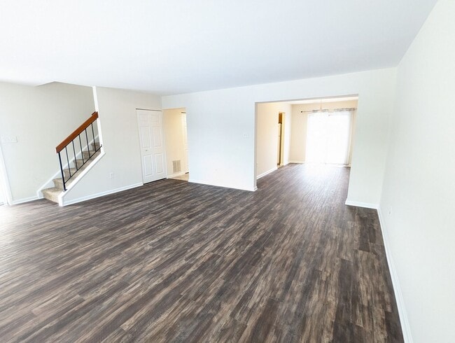 Building Photo - *END UNIT* town home in established Crestwood Neighborhood ready for you mid March!