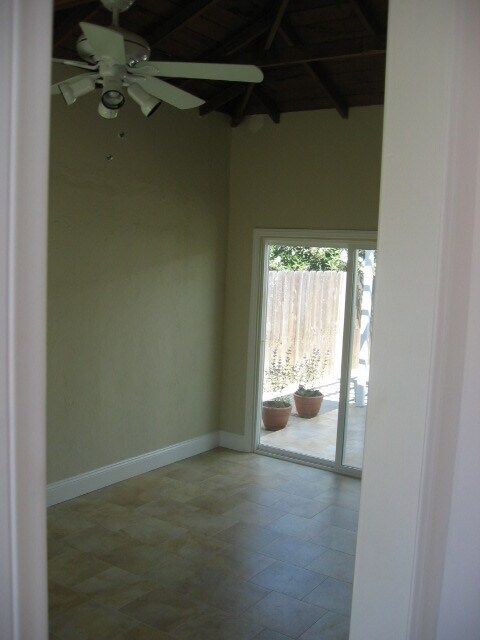 Den - 5726 Encino Ave