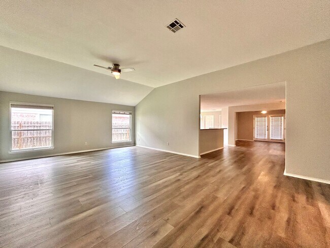 Building Photo - Spacious 4/BR 3/BA One-Level Home with Lar...