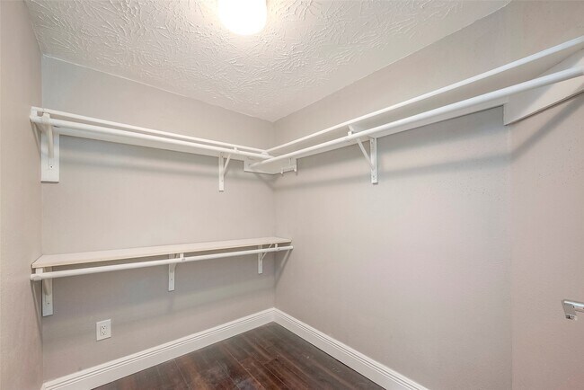 Building Photo - 5439 Fern Park Dr