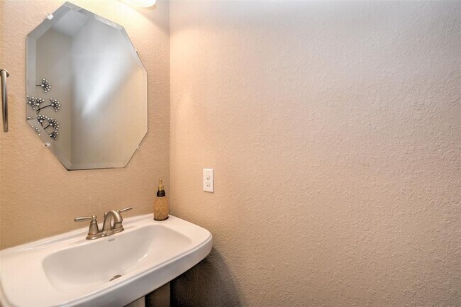 Building Photo - 26335 Cedar Pine Dr