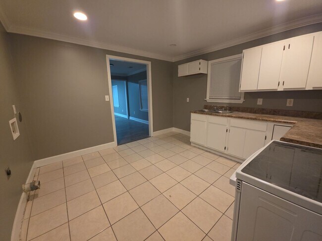 Building Photo - Spacious 3-Bedroom, 2-Bath House – Unfurnished