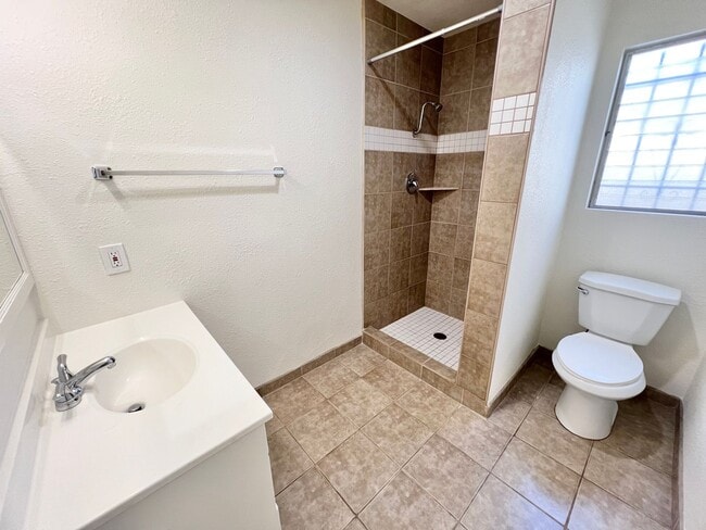 Building Photo - Beautiful First floor 3 bedroom Rose Park ...